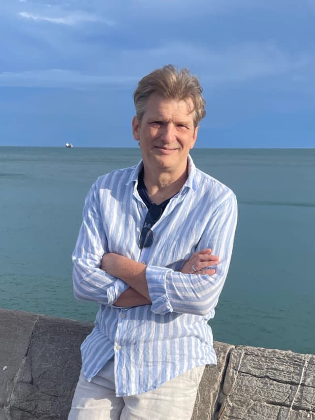 Thierry Morfin au bord de la mer